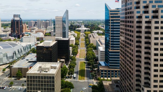 After a cooler, slightly unsettled start to the week, the city is now heading into a bright and increasingly warm stretch that will carry through the weekend and into early next week